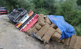 Şarampole devrilen tırın sürücüsü hayatını kaybetti...