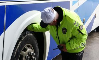 Şehirlerarası otobüs terminalinde kış lastiği denetimi...