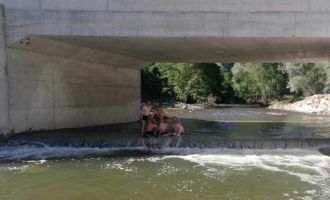 Sıcak havada böyle serinlediler.......