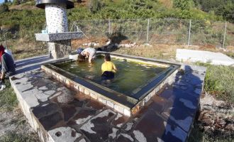 Sıcaktan bunalan çocuklar doğal mineralli olukta serinledi