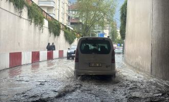 Şiddetli dolu etrafı beyaza bürüdü: Alt geçitler suyla doldu