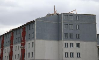 Şiddetli fırtına çatıları uçurdu, ağaçlar devrildi