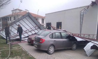 Şiddetli rüzgâr hastanenin çatısını uçurdu..........