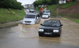 Şiddetli yağmur caddeleri suyla doldurdu......