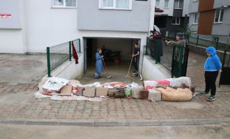 Şiddetli yağmur garaj ve depoları göle çevirdi....