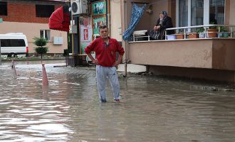 Şiddetli yağmur giriş katlarda ve yollarda su baskınlarına neden oldu