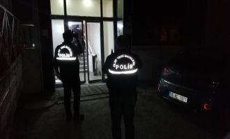 Silahla oynarken kendini bacağından vurdu