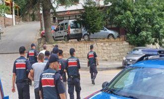 Silahlı yağma suçundan aranan şahıslar yakayı ele verdi..