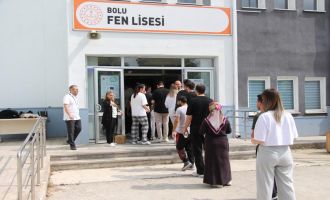 Öğrenciler içeride ter dökerken, veliler dışarıda heyecanlı bekleyişe girdi
