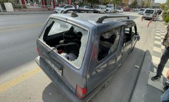 Sinir krizi geçiren vatandaş otomobilini hurdaya çevirdi