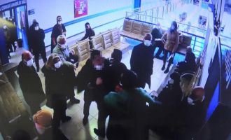 Sırasını beklemek istemedi doktorun burnunu kırdı