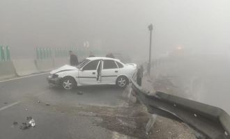 Sis sebebiyle kontrolden çıkan otomobil bariyerlere çarptı