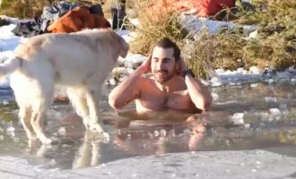 Soğuk havaya aldırış etmeden donmuş göle girdi...