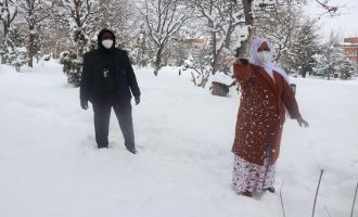 Somali’den tedavi için Bolu’ya gelen ailenin kar sevinci