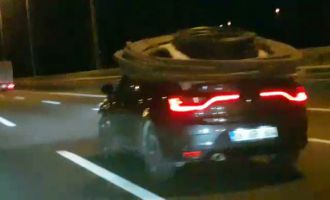 Su borularını kamyon yerine otomobilinin tavanına yükledi, otoyola çıktı