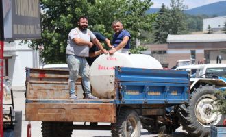 Suların kesik olduğu köyde su tankına sıkışan vatandaş uzun uğraşlar sonunda kurtarıldı