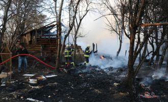 Suriyeli sığınmacıların yaşadığı evin odunluğu alev alev yandı