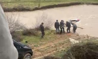 Sürücü kıyıya çıktı, otomobil suda kaldı: Vatandaşlar halatla müdahale etti