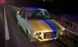 Sürücüsünün alkollü olduğu iddia edilen otomobil, karşı şeride geçerek bariyerlere çarptı