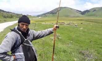 Sürünün peşinde 40 yıl geçirdi: Her gün kilometrelerce yol kat ediyor