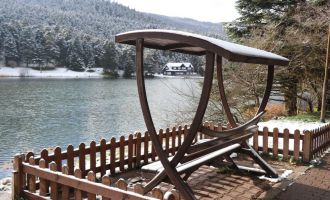 Tabiat parkında yeşil alanlar beyaz örtüyle kaplandı