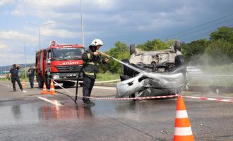 Takla atan otomobildeki 4 kişilik aile yara almadan kurtuldu
