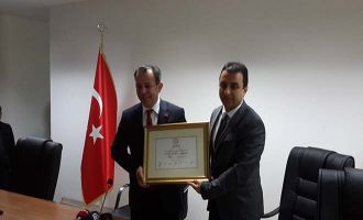 Tanju Özcan  mazbatasını aldı