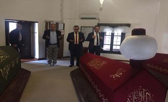 TANJU ÖZCAN AKŞEMSEDDİN HAZRETLERİNİN TÜRBESİNİ ZİYARET ETTİ