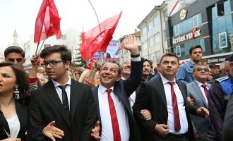 Tanju Özcan binlerce kişiyle Atatürk Anıtı’na yürüdü