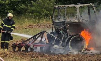 Tarla sürerken yanan traktör küle döndü