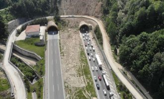Tatilciler Bolu Dağı'nda kilometrelerce araç kuyruğu oluşturdu
