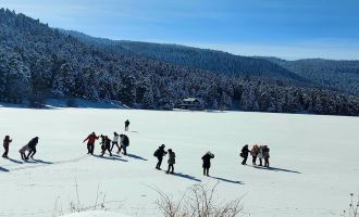 Tatilciler donmuş gölün üzerine çıkarak fotoğraf çektirdiler.....