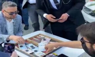 Tavla masası kurarak konvoyun önünü kestiler.....