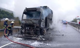 Tavuk yüklü tır alev alev yandı....