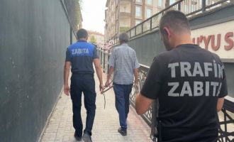 Tehlikeye aldırış etmedi: Çöken alt geçide girip testereyle demir kesti