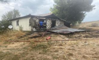 Tek katlı ev alev alev yandı…