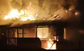 Tek katlı ev alev alev yandı…..