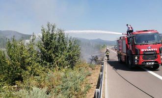 TEM otoyolu kenarında kuruyan otlar yandı