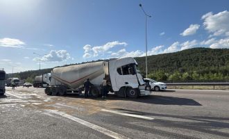 TEM Otoyolu'nda 2 tır çarpıştı: 1 yaralı....