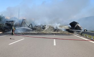 TEM Otoyolunda 3 araç yandı...