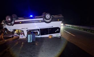 TEM Otoyolu’nda bariyerlere çarpan minibüs ters döndü: 4 yaralı