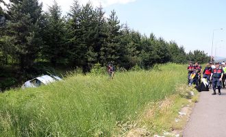 TEM otoyolunda kontrolden çıkan otomobil refüje uçtu: 3 yaralı