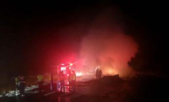 TEM Otoyolu’nda mukavva yüklü kamyon alev alev yandı