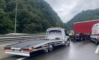 TEM Otoyolu'nda tırdan ayrılan dorseye otomobil çarptı: 2 yaralı