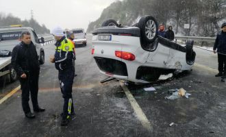 TEM’de 12 otomobilin karıştığı zincirleme kazada 2 kişi yaralandı