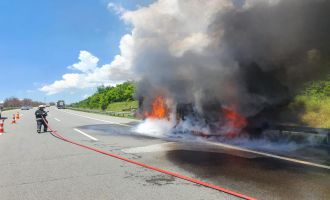 TEM’de alev alev yanan tırın dorsesi kül oldu....