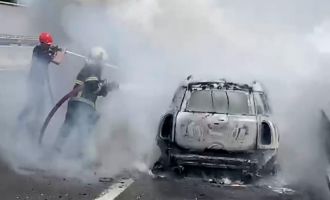 TEM'de alevlere teslim olan otomobil kullanılamaz hale geldi