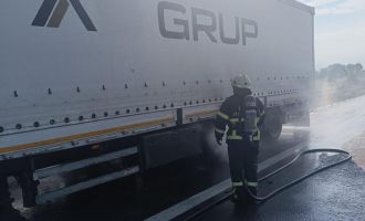 TEM'de balataları tutuşan dorse zarar gördü....