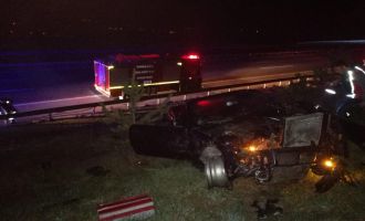 TEM’de bariyerlere çarpan otomobil hurdaya döndü: 2 yaralı