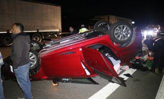 TEM’de bariyerlere çarpan otomobil takla attı: 5 yaralı